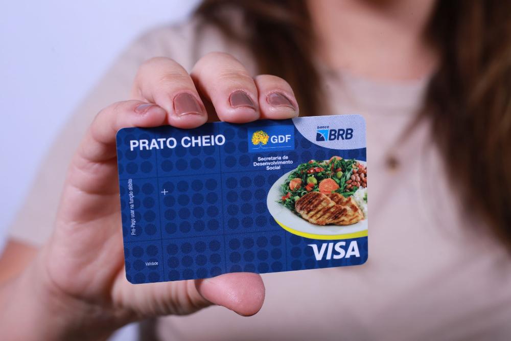 Capa da notícia: Prato Cheio divulga mais de 4 mil novos contemplados; retirada dos cartões começa na segunda-feira (28)